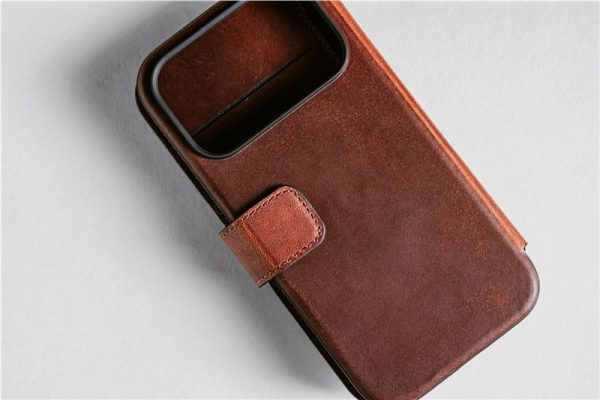 olde dublin (Horween) - iPhone 17 Pro