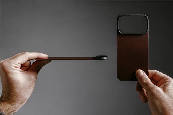 Nomad Magnetic Leather Back rustic brown (Horween) Magsafe-Apple iPhone 17 Pro (NM014407858) - Image 4
