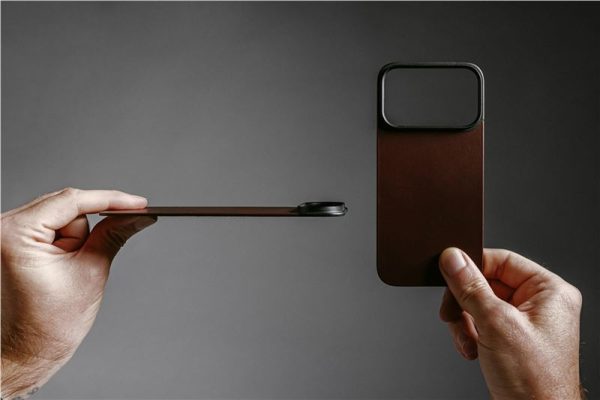 Nomad Magnetic Leather Back rustic brown (Horween) Magsafe-Apple iPhone 17 Pro (NM014407858) - Image 5