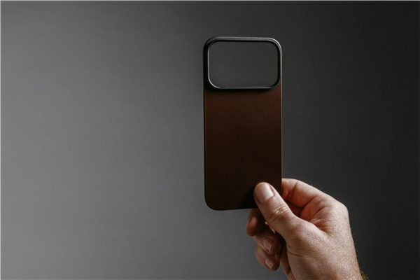 Nomad Magnetic Leather Back rustic brown (Horween) Magsafe-Apple iPhone 17 Pro (NM014407858) - Image 6