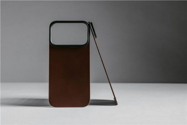 Nomad Magnetic Leather Back rustic brown (Horween) Magsafe-Apple iPhone 17 Pro (NM014407858) - Image 8
