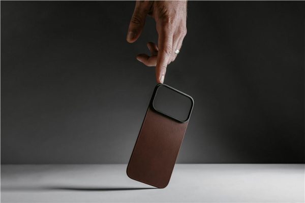Nomad Magnetic Leather Back rustic brown (Horween) Magsafe-Apple iPhone 17 Pro (NM014407858) - Image 13
