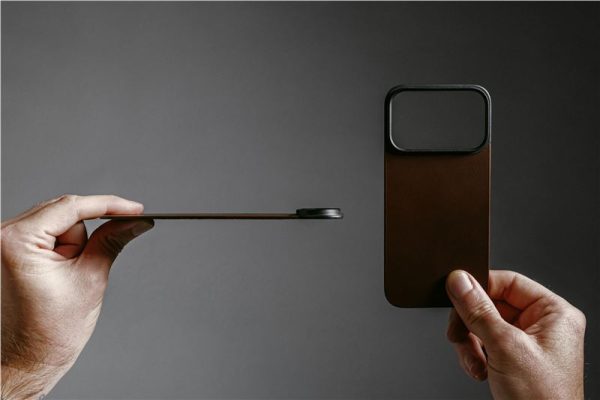 Nomad Magnetic Leather Back rustic brown (Horween) Magsafe-Apple iPhone 17 Pro (NM014407858) - Image 14