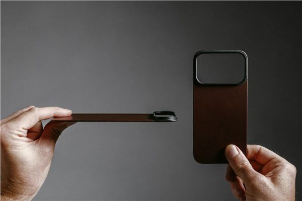 Nomad Magnetic Leather Back rustic brown (Horween) Magsafe-Apple iPhone 17 Pro (NM014407858) - Image 15